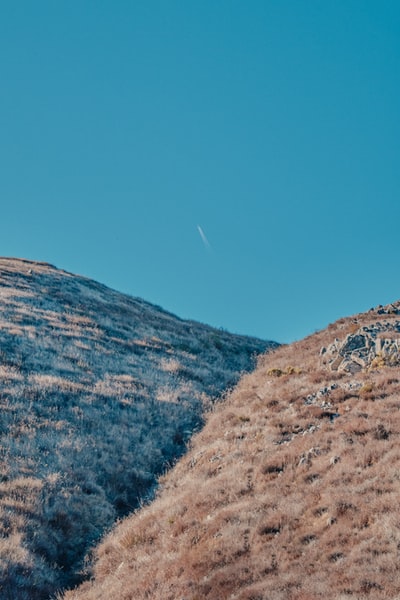 布朗山蓝天白天
